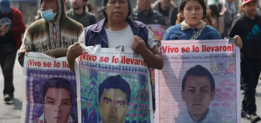 Familias de Ayotzinapa exigen reactivar investigación y frenar criminalización de protestas