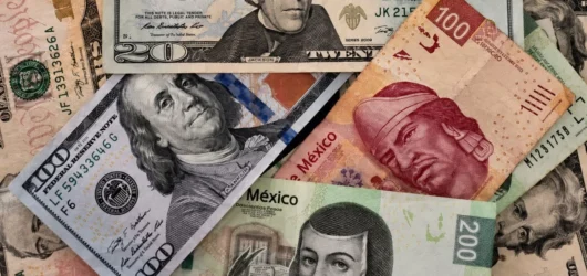 Peso mexicano gana terreno frente al dólar; mercados bursátiles avanzan impulsados por el sector tecnológico