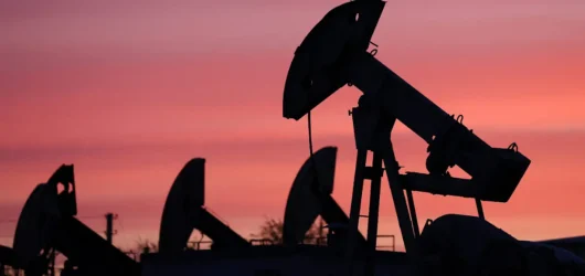 Petróleo se dispara por tensiones geopolíticas; bolsas y peso mexicano registran pérdidas